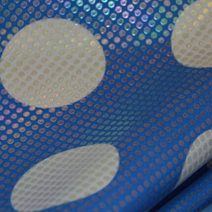 Plášťovka modrá s velkými bílými puntíky