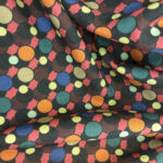 Plátno s barevnými puntíky