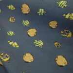 Gabardén modrý se vzorem