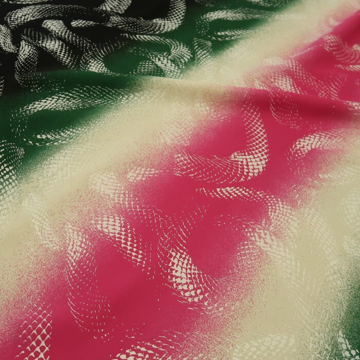 Plátno se smetanovými, zelenými, černými a růžovými pruhy a hadím vzorem