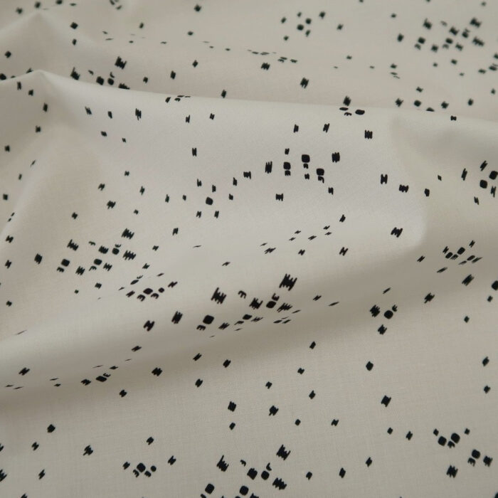 Plátno bílé s černým nepravidelným drobným vzorem