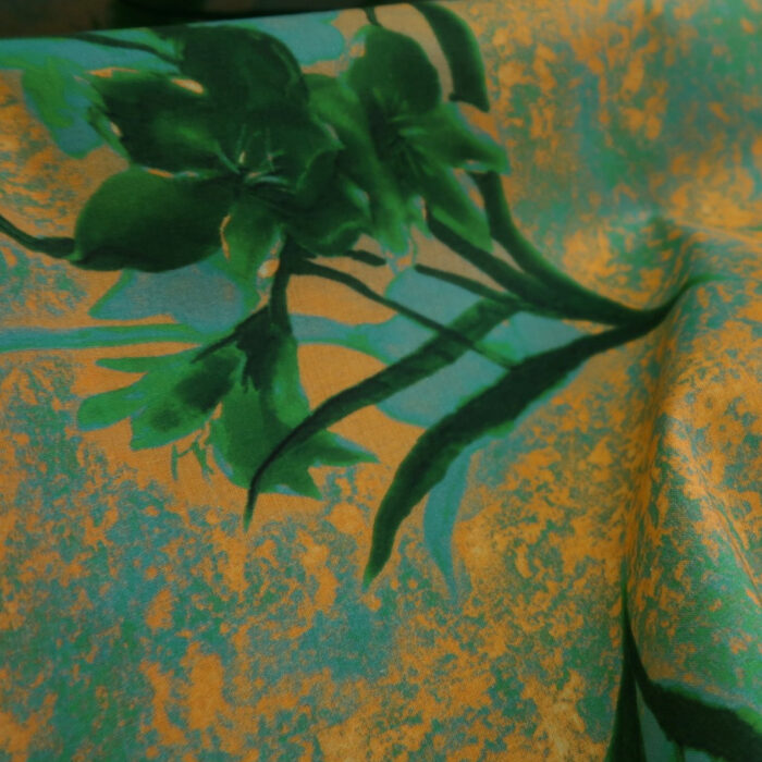 Batist se zeleným květinovým vzorem na tyrkysovooranžovém podkladu