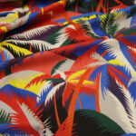 Batist se vzorem červených, modrých, žlutých a zelených palmových listů