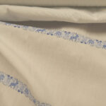 Plátno bílé s modrým žakárovým vzorem