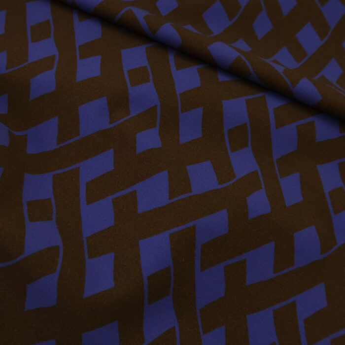 Úplet plavkovina s geometrickým fialovým a hnědým vzorem