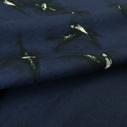 Žakárové plátno modré s černými ptáčky