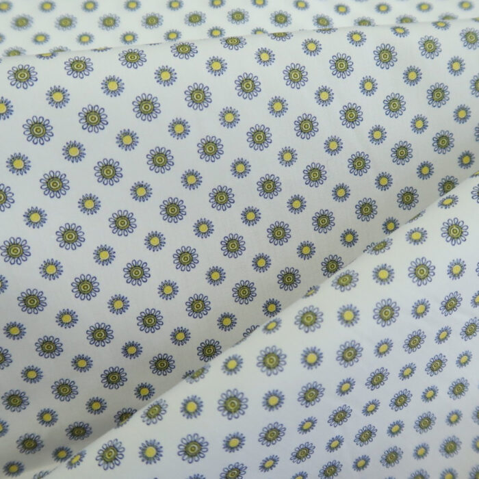 Plátno bílé s drobnými žlutomodrými kopretinami