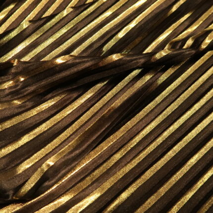 Úplet černé plisé se zlatým proužkem