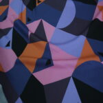 Plátno s růžovofialovým geometrickým vzorem