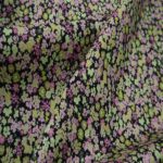 Gabardén černý s drobným růžovým květinovým vzorem