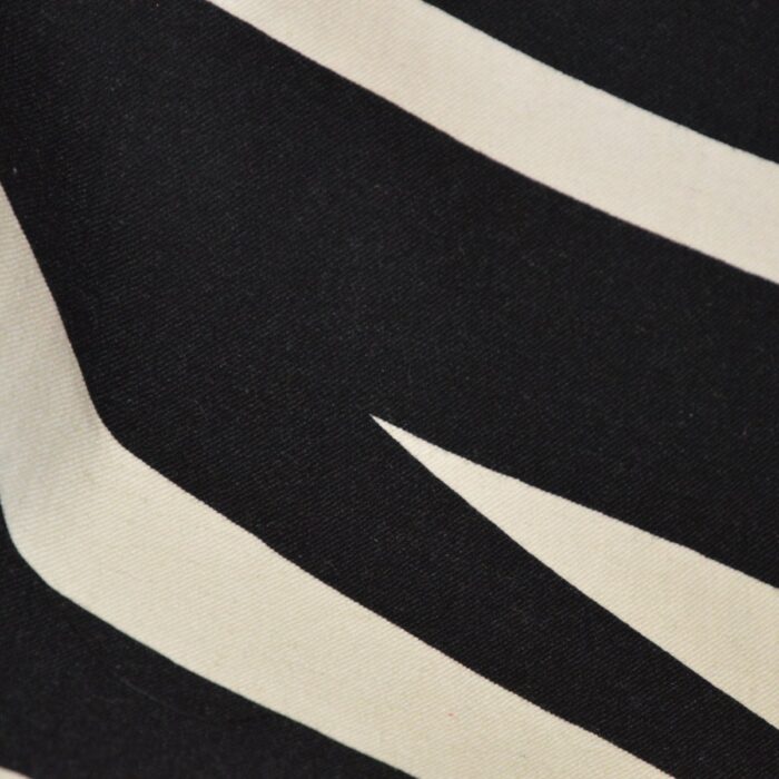 Kostýmovka černo – smetanová s geometrickým vzorem