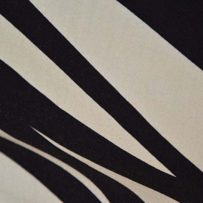Kostýmovka černo – smetanová s geometrickým vzorem