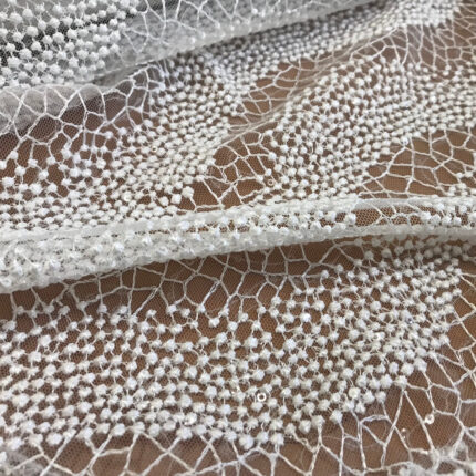 Krajka tylová bílá vyšívaná s pajetkami