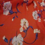 Šifon červený s bílomodrými karafiáty