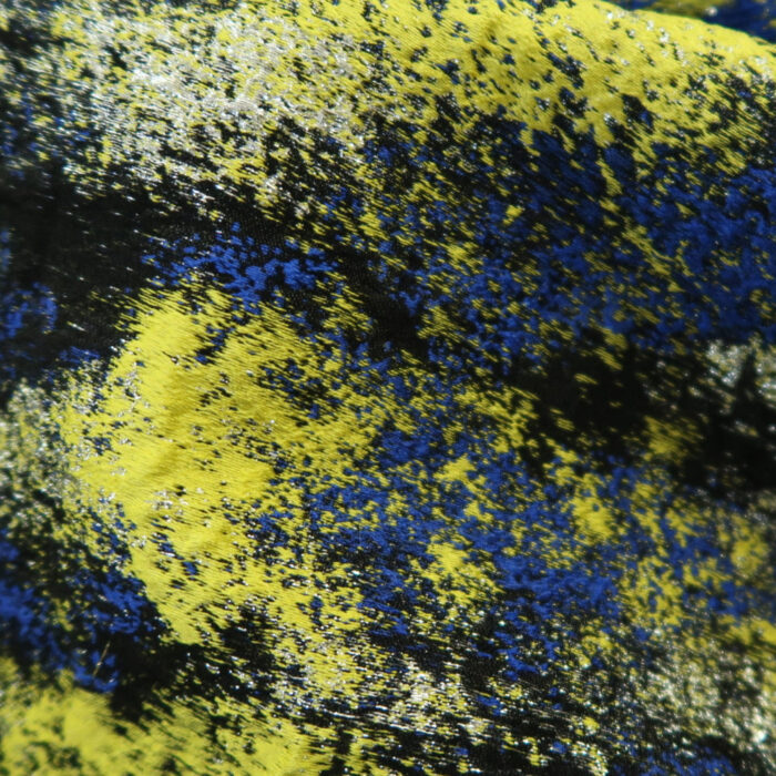 Žakár černý s modrým, žlutým a stříbrným žíhaným vzorem