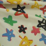 Satén bílý s barevnými hvězdami