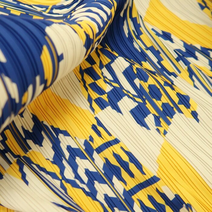 Krepdešín plisé s smetanovým, modrým a žlutým geometrickým vzorem