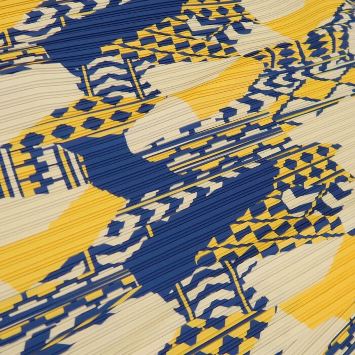 Krepdešín plisé s smetanovým, modrým a žlutým geometrickým vzorem