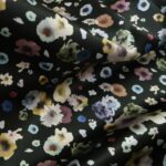 Satén černý s menšími květy