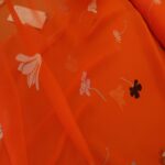 Šifon oranžový s květy krešovaný Armani