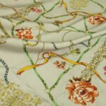 Satén šedý s barevným vzorem