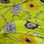 Satén žlutozelený s fialovým vzorem