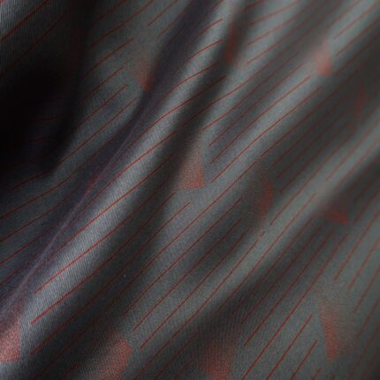Serž kravatový šedý s červeným vzorem