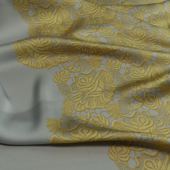 Satén šedý se žlutým vzorem alá krajka Stella McCartney