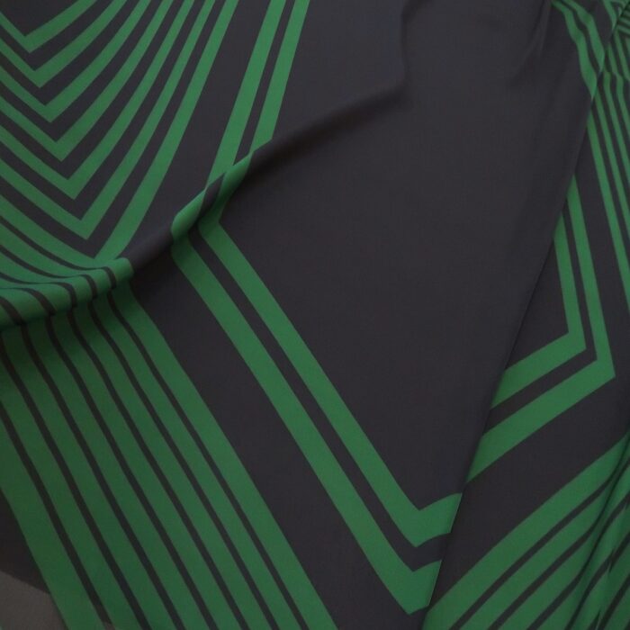 Šifon satén modrý se zeleným geometrickým velkým vzorem