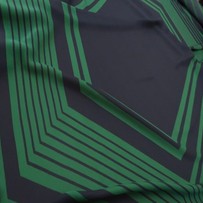 Šifon satén modrý se zeleným geometrickým velkým vzorem
