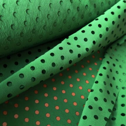 Krepdešín zelený s perforovanými puntíky