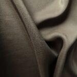 Batist hnědý hedvábný