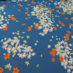 Šifon tyrkysovýs oranžovými, bílými a zelenými květy