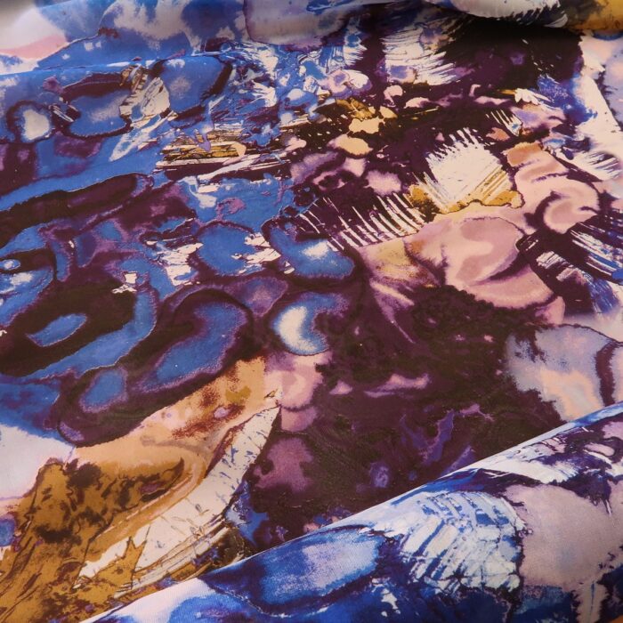 Mušelín s fialovým rozpitým vzorem