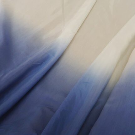Batist bílý s modrou batikou a výšivkou