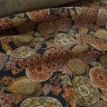 Žoržet antracitový s oranžovými talíři vlněný