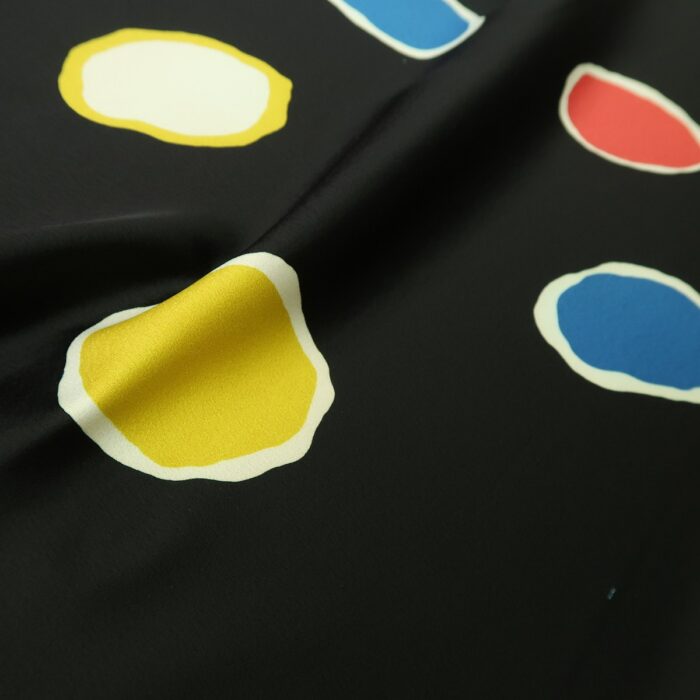 Krepsatén černý s barevnými puntíky