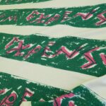 Gabardén-buret smetanový se zelenými pruhy s nápisy od Vivienne Westwood