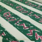 Gabardén-buret smetanový se zelenými pruhy s nápisy od Vivienne Westwood
