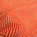 Žakár smetanovo-oranžový s velkou rybí kostí