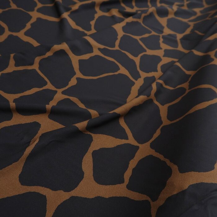 Plátno hnědo-černé se vzorem žirafí srsti viskózové