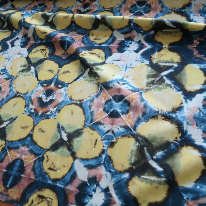 Popelín bílý s modro-žlutou batikou