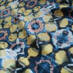 Popelín bílý s modro-žlutou batikou