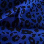 Plátno modré s černým jaguářím vzorem z tencelu