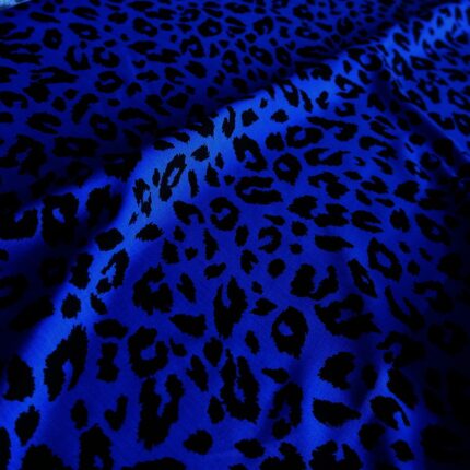 Plátno modré s černým jaguářím vzorem z tencelu