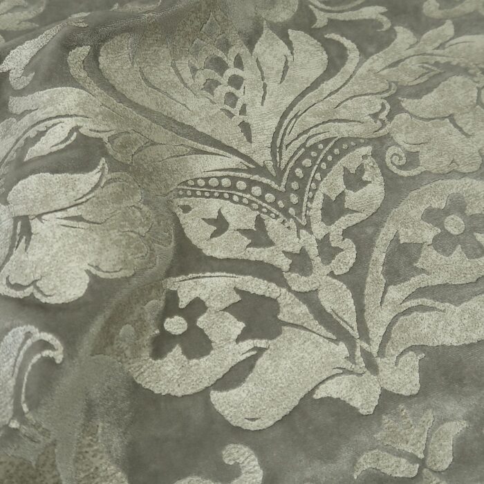 Samet šedý s barokním vzorem