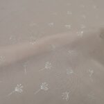 Batist pastelově meruňkový se stříbrným drobným vzorem