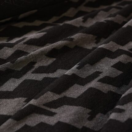 Žakárová kabátovka s černým a šedým geometrickým vzorem