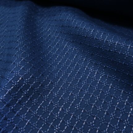 Gabardén modrý s žakárovou kostkou z PVC vlákna