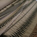 Žakárová kabátovka béžová s indiánským vzorem a třásněmi